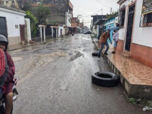 Vecinos se declaran en emergencia por bote de aguas putrefactas
