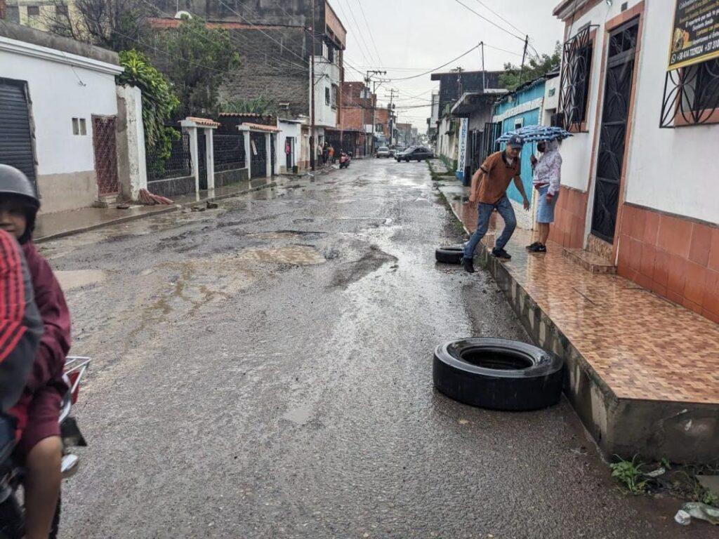 Vecinos se declaran en emergencia por bote de aguas putrefactas