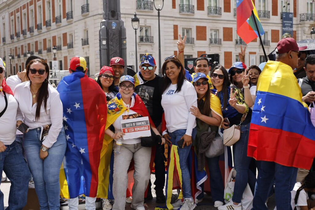 Venezolanos abarrotan la Puerta del Sol de Madrid a la espera de María Corina Machado (Fotos y Video)
