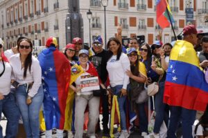 Venezolanos abarrotan la Puerta del Sol de Madrid a la espera de María Corina Machado (Fotos y Video)