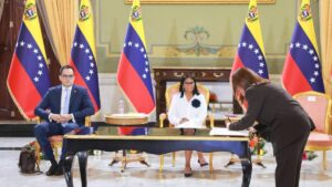 Venezuela amplía sus acuerdos con la petrolera norteamericana Chevron y se abre a otros inversores | elperiodico.com