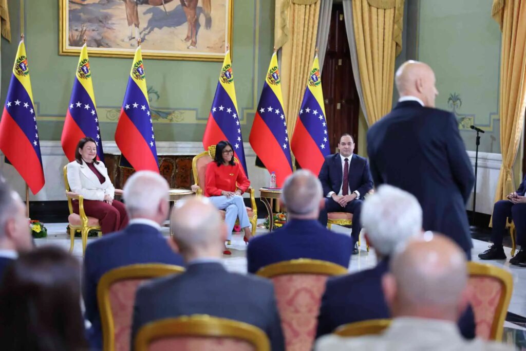 Venezuela suscribe acuerdos con la Corporación Nacional de Hidrocarburos de Italia