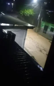 Vías anegadas por aguacero en frontera