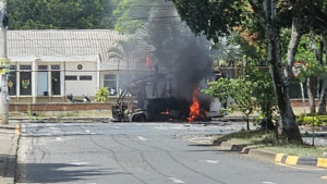 Video del momento exacto del atentado contra la Tercera Brigada del Ejército en el sur de Cali: captó cuando buseta se parqueó en la zona y explotó