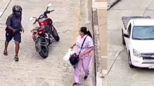 Video registró momento en que ladrón intentó robar a una mujer y fue embestido por una camioneta que pasaba por el lugar: ‘Gente que le pone el alma’