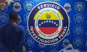 Vigilante detenido por acosar sexualmente a su hermana