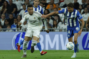 Vinícius y Mbappé lideran un triunfo sin brillo del Real Madrid ante el Alavés