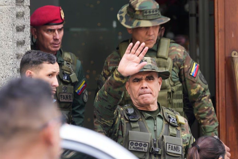 Vladimir Padrino López cambió "el fusil por el arado" y prometió ponerse a "sembrar"