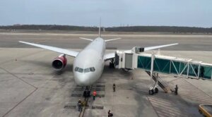 Vuelo de repatriación con 328 migrantes llega desde EEUU