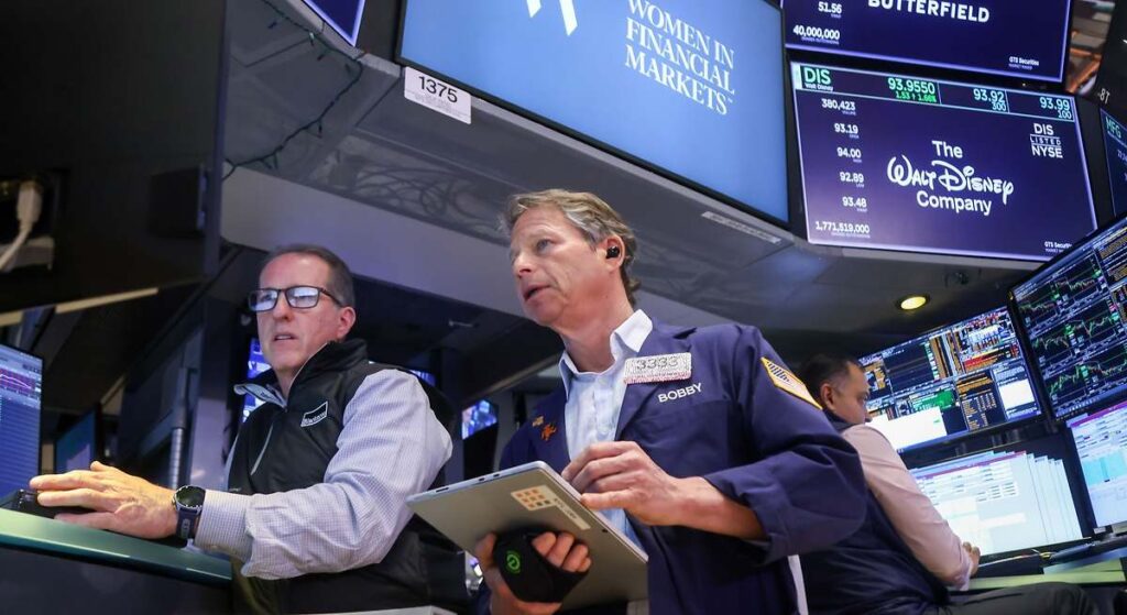 Wall Street salva la jornada tras la noche de furia de Trump y la subida del petróleo del 10%