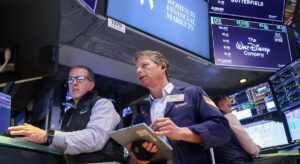 Wall Street salva la jornada tras la noche de furia de Trump y la subida del petróleo del 10%