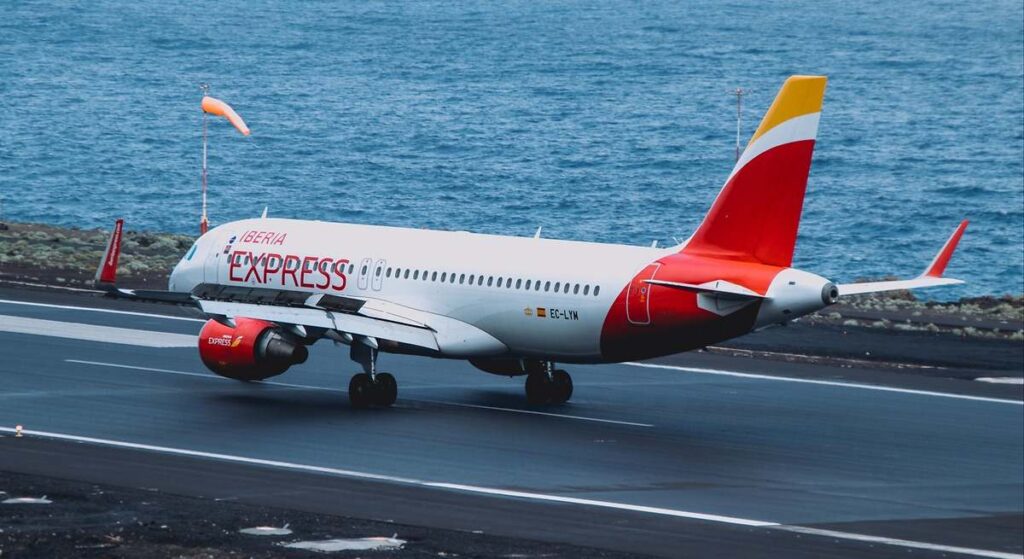 Ya está en vigor: importantes aerolíneas limitan o prohíben este dispositivo electrónico común en el equipaje facturado por miedo a posibles explosiones