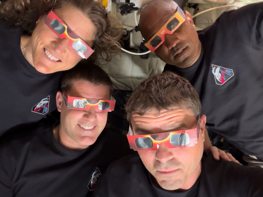 astronautas preparan su salida de la órbita de la Luna