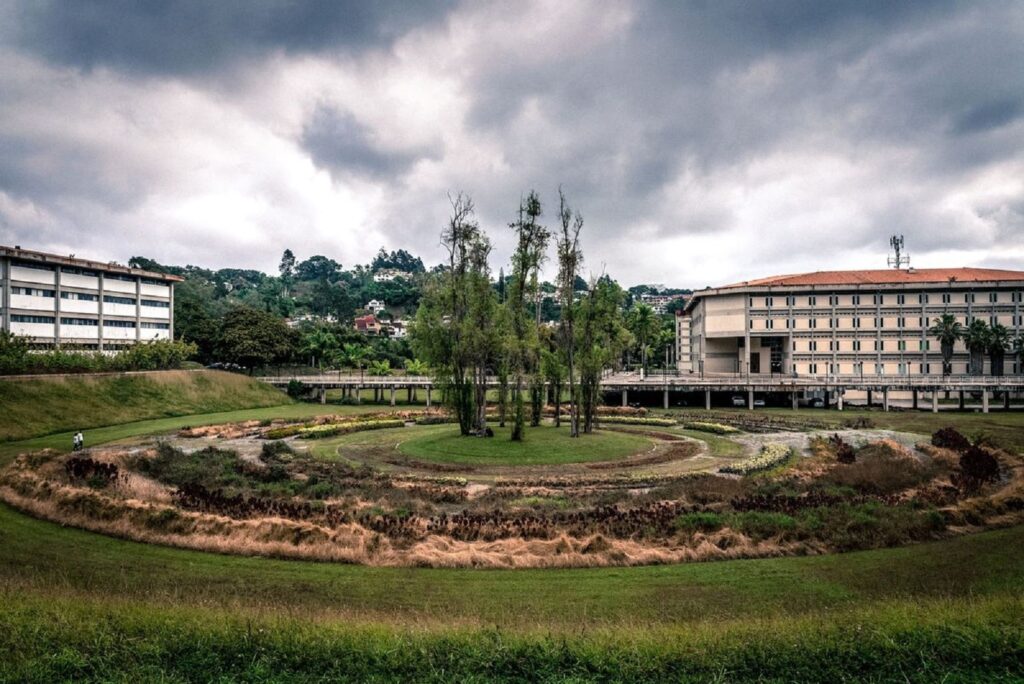 deterioro crítico del campus y colapso académico