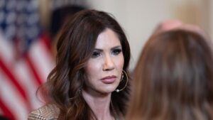 el marido de la exsecretaria Kristi Noem, fotografiado travestido con grandes pechos hinflables