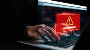 este ataque imita a WhatsApp y Google Chrome para robar datos bancarios