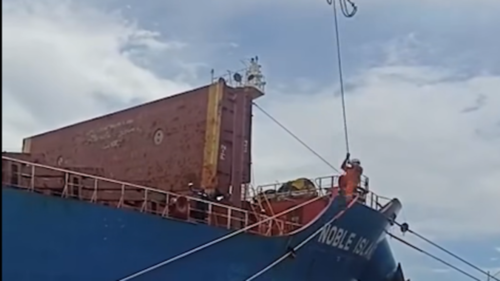 '¡Se enredó, ay Dios mío, coja la cuerda!': un hombre quedó colgando y en riesgo de caer en medio de gigantescos buques en Buenaventura