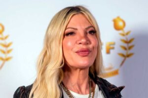 ¡Susto! Actriz Tori Spelling sufrió un accidente cuando viajaba con sus hijos en carretera de California