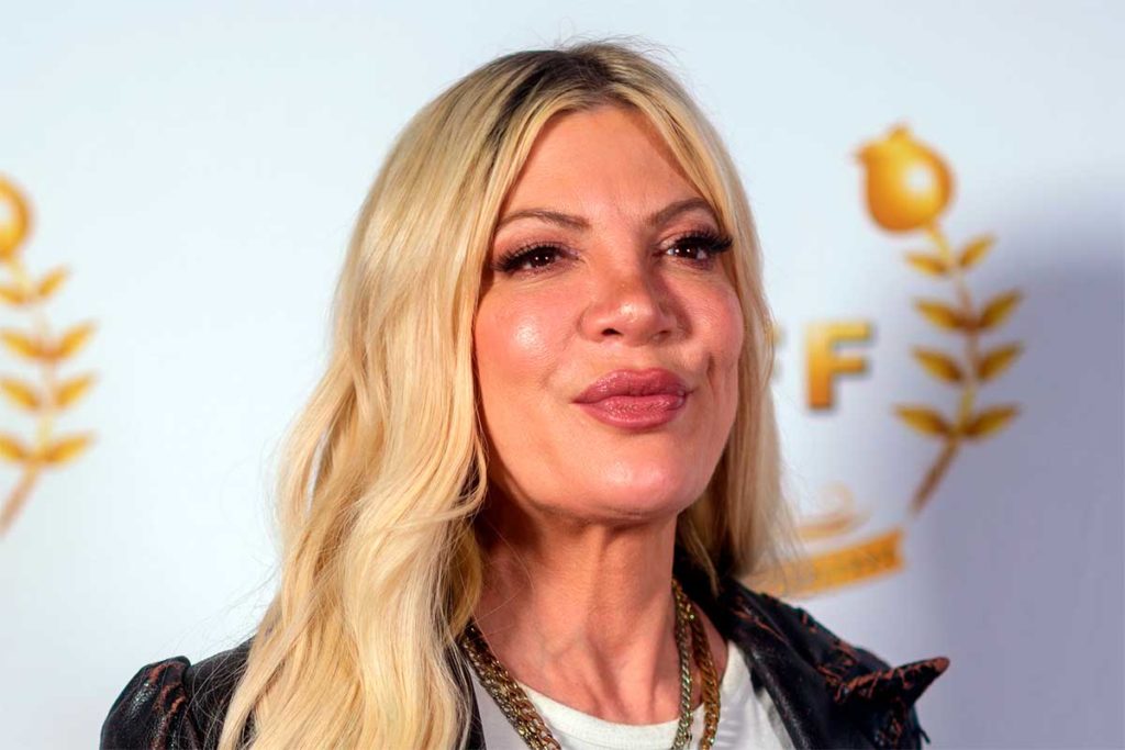 ¡Susto! Actriz Tori Spelling sufrió un accidente cuando viajaba con sus hijos en carretera de California