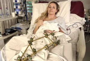 ¿Cómo está Lindsey Vonn? Unas fotos en silla de ruedas en el aeropuerto preocupan a los fans | elmundo.es