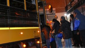 ¿Por qué 15 latinos fueron deportados por EE. UU. a África?