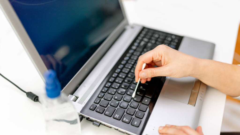 ¿Por qué debería limpiar el computador con vinagre y cada cuánto puede hacerlo?