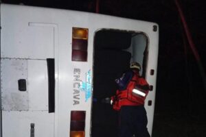 10 heridos al volcarse un bus