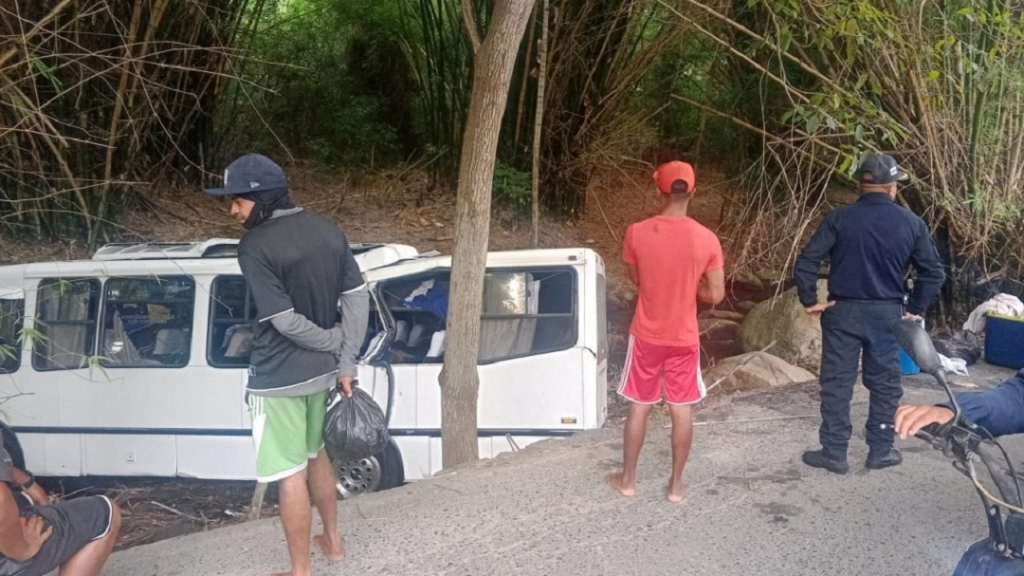 10 heridos tras caída de un autobús en un río de Choroní