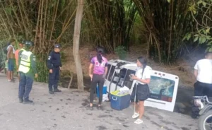10 personas heridas tras volcar autobús de excursionistas en un río