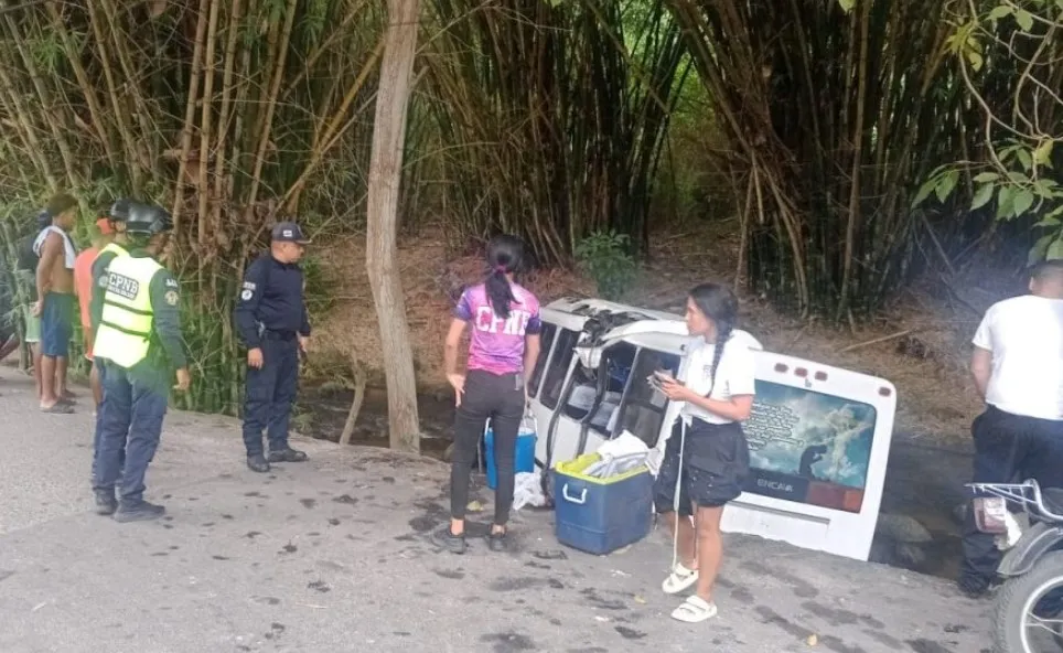 10 personas heridas tras volcar autobús de excursionistas en un río