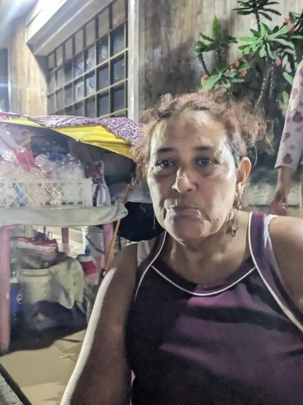 15 años vendiendo flores para las madres en la misma esquina