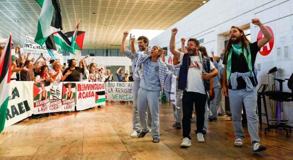 Los activistas de la Flotilla acusan a Israel de "malos tratos" a su llegada a Barcelona