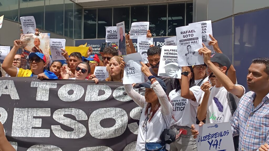 En protesta ante el ministerio de penitenciaría familiares alertan: 42 presos políticos en riesgo de muerte exigen atención médica y liberación inmediata