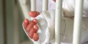 A niño de un año le cayó encima agua caliente
