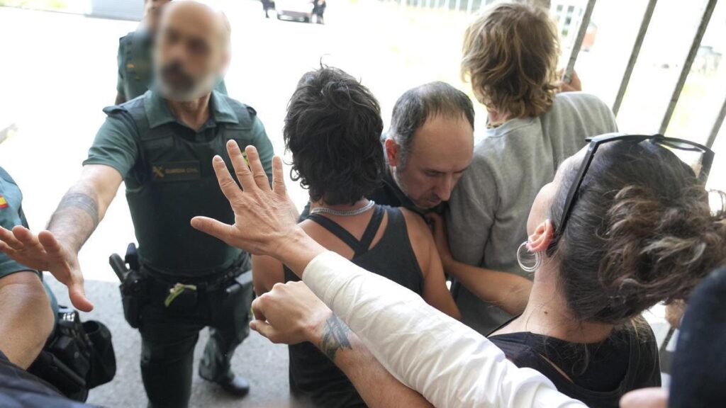 Incidentes en el aeropuerto de Bilbao a la llegada de activistas vascos detenidos por Israel por participar en la Global Sumud Flotilla