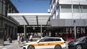 ATAQUE MÚLTIPLE EN SUIZA | Heridas tres personas en un ataque con arma blanca en una estación de tren cerca de la ciudad suiza de Zúrich | elperiodico.com