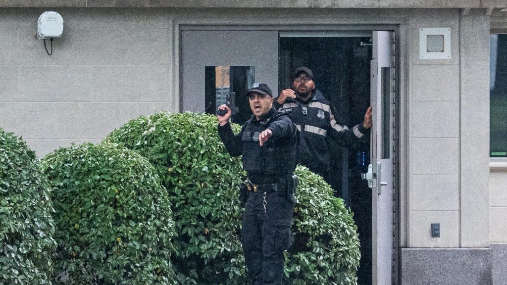 Agentes del Servicio Secreto de EEUU responden a los disparos cerca de la Casa Blanca.