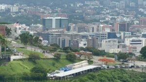 Aeronaves militares de EEUU sobrevuelan Caracas durante simulacro en la embajada (VIDEOS