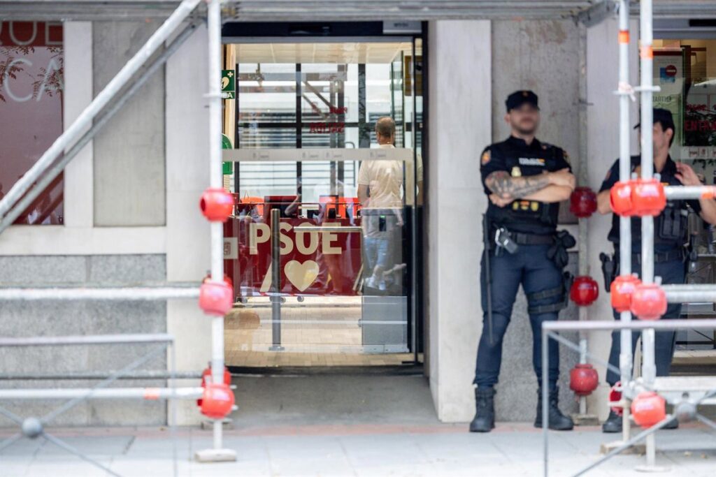 Agentes de la UCO salen de la sede del PSOE tras 12 horas recabando información del 'caso Leire Díez'