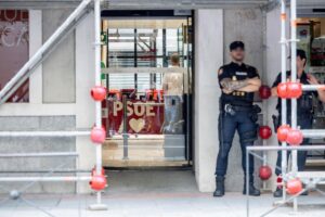 Agentes de la UCO salen de la sede del PSOE tras 12 horas recabando información del ‘caso Leire Díez’ | europapress.es