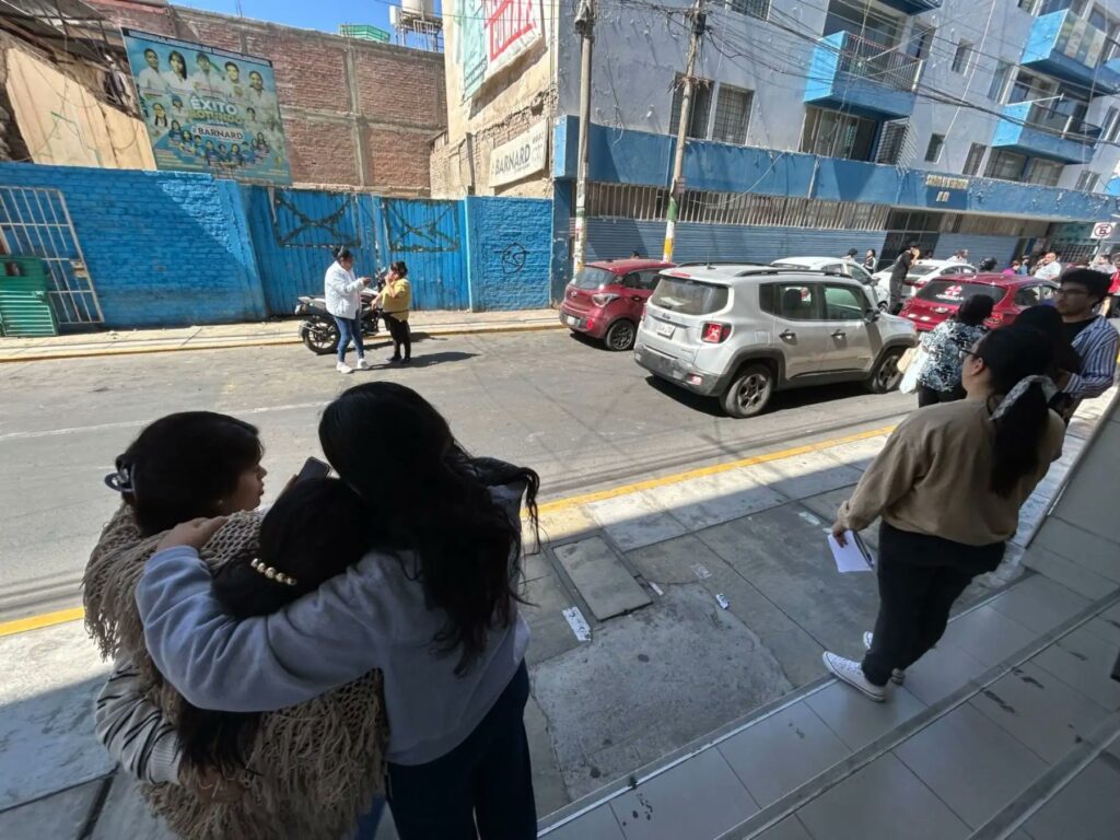Al menos 27 heridos y daños en infraestructura dejó un fuerte sismo en el sur de Perú (VIDEOS)