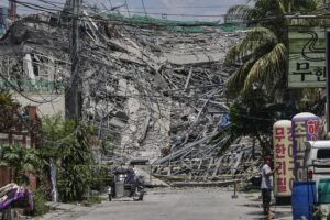 Al menos 30 personas desaparecidas tras derrumbarse un edificio en construcción en Filipinas | elperiodico.com