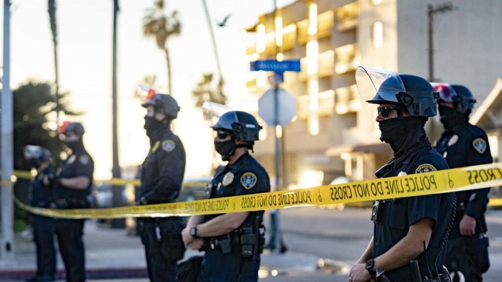 Al menos cinco muertos, dos de ellos los atacantes, en un tiroteo a una mezquita en San Diego