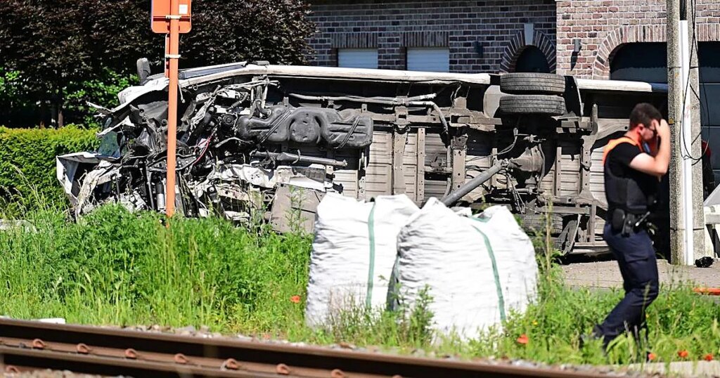 Al menos cuatro muertos tras embestir un tren a un minibús escolar en Bélgica