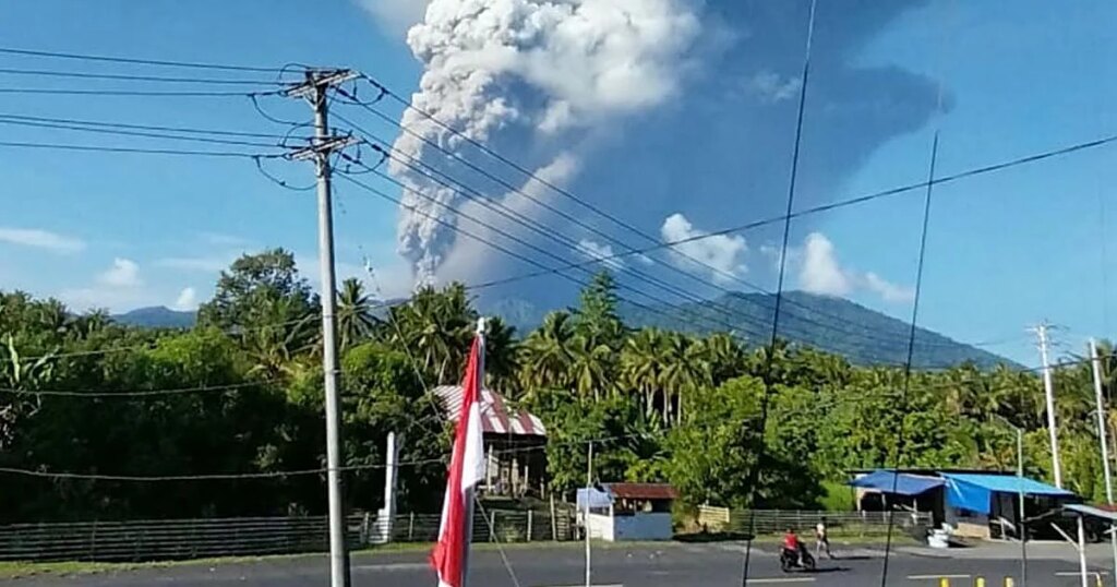 Al menos tres muertos y varios desaparecidos en Indonesia tras la erupción del volcán Dukono