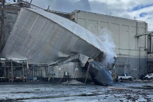 Al menos un muerto, nueve heridos y nueve desaparecidos tras romperse un tanque industrial en el estado de Washington | europapress.es