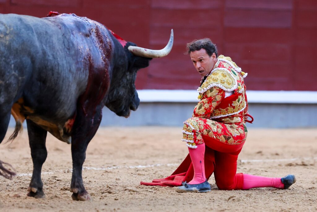 Antonio Ferrera, en un desplante al final de la faena al cuarto toro de la tarde.