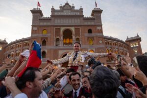 Antonio Ferrera, creativo e histriónico, por la Puerta Grande