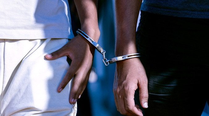 Aprehenden a dos sujetos por hurto en la parroquia Olegario Villalobos
