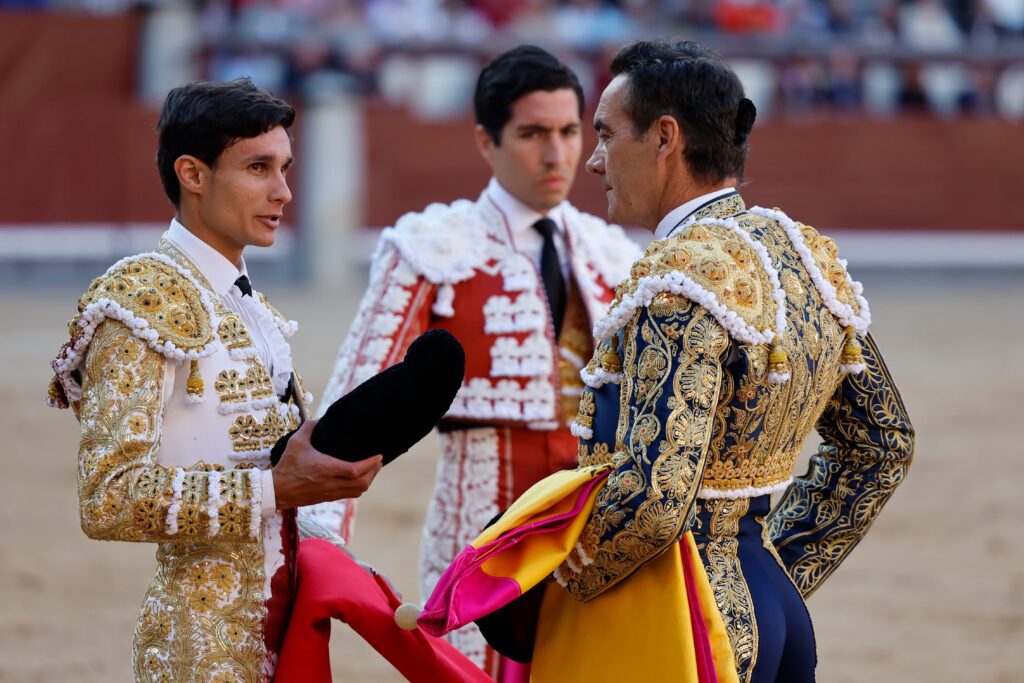 Manuel Diosleguarde, a la izquierda, confirma la alternativa de manos de El Cid y en presencia de Álvaro Lorenzo.